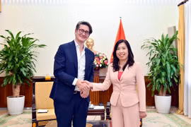 La viceministra de Relaciones Exteriores Le Thi Thu Hang y John Fraher, director ejecutivo de Bloomberg para Asia-Pacífico. (Foto: VNA)