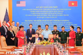 El teniente general Hoang Xuan Chien, viceministro de Defensa Nacional de Vietnam, y el embajador de Estados Unidos en Vietnam, Marc Evans Knapper. (Foto: VNA) 