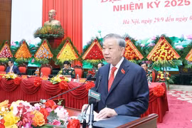El secretario general del Partido Comunista de Vietnam, To Lam, insta al Ejército Popular a fortalecer la unidad, la voluntad, el talento y la fuerza para cumplir con sus misiones en la nueva era. (Foto: VNA)