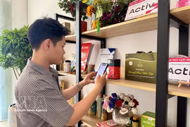Consumidores escanean el código de un producto para consultar información sobre su origen y trazabilidad. (Foto: VNA)