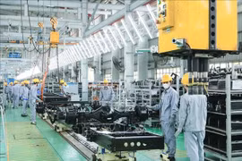 Trabajadores ensamblando automóviles en el Complejo de Producción y Ensamblaje de Automóviles THACO. (Foto: VNA)
