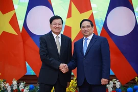 El primer ministro de Vietnam, Pham Minh Chinh, y el secretario general del Partido Popular Revolucionario de Laos y presidente del país, Thongloun Sisoulith (Foto: VNA)