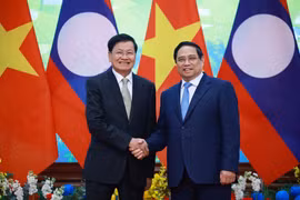 El primer ministro de Vietnam, Pham Minh Chinh, y el secretario general del Partido Popular Revolucionario de Laos y presidente del país, Thongloun Sisoulith (Foto: VNA)