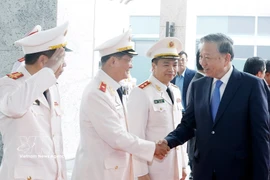 El secretario general del Partido Comunista de Vietnam, To Lam, visita la Agencia de Seguridad de Investigación (A09) del Ministerio de Seguridad Pública (Foto: VNA)