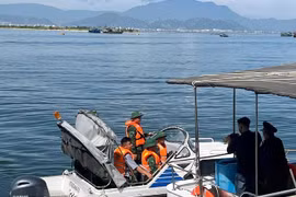 Las fuerzas de la Guardia Fronteriza de Dong Thap verifican la documentación de zarpe de las embarcaciones pesqueras. (Foto: VNA)