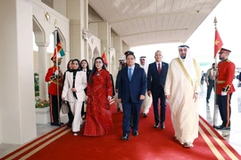 El primer ministro de Vietnam, Pham Minh Chinh, y su cónyuge llegan a Kuwait para iniciar una visita oficial. (Foto: VNA)