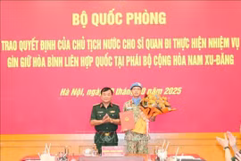 El miembro del Comité Central del Partido Comunista de Vietnam y viceministro de Defensa, teniente general Hoang Xuan Chien, entrega la decisión del Presidente de la República al oficial designado a una misión de mantenimiento de la paz de la Organización de las Naciones Unidas. (Foto: VNA)