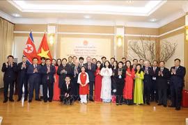 El secretario general del Partido Comunista de Vietnam, To Lam, junto con una delegación de alto nivel, visita la Embajada de Hanoi en Pionyang (Foto: VNA)