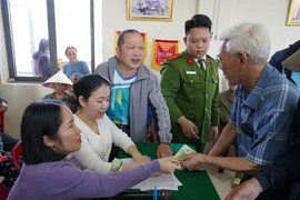 La entrega se realizará en dos niveles, a saber, 600 mil VND (casi 23 USD) y 300 mil VND por persona. (Foto: VNA)