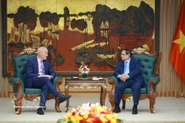 El primer ministro de Vietnam, Pham Minh Chinh, recibe al profesor Alec Cameron, rector y vicepresidente del Consejo de la Universidad RMIT de Melbourne, Australia. (Foto: VNA)