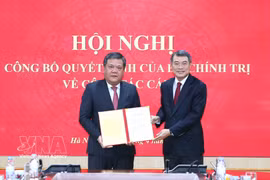 El miembro del Buró Político, secretario del Comité Central del Partido Comunista de Vietnam y jefe de su Comisión de Organización, Le Minh Hung, entrega decisión oficial del Buró Político que ratifica a Tran Phong como nuevo secretario del Comité partidista en la provincia central de Khanh Hoa para el mandato 2025-2030. (Foto: VNA)