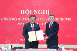 El miembro del Buró Político, secretario del Comité Central del Partido Comunista de Vietnam y jefe de su Comisión de Organización, Le Minh Hung, entrega decisión oficial del Buró Político que ratifica a Tran Phong como nuevo secretario del Comité partidista en la provincia central de Khanh Hoa para el mandato 2025-2030. (Foto: VNA)