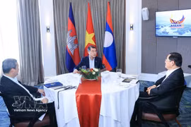 Primeros ministros de Vietnam, Laos y Camboya sostienen desayuno de trabajo. (Foto: VNA)