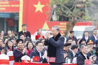 El secretario general del Partido, To Lam, con personas de diversos grupos étnicos en la provincia de Cao Bang. (Foto: VNA)