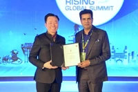 Pham Sanh Chau (izquierda), director general de Vingroup Asia , y Sanjay Kumar, viceministro de Industria y Comercio del Estado de Telangana, en la ceremonia de firma. Foto: Vingroup