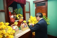 Primer ministro Pham Minh Chinh rinde homenaje al Presidente Ho Chi Minh en la Casa 67. (Foto: VNA)