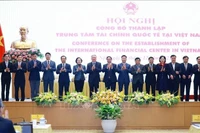 El primer ministro Pham Minh Chinh y miembros del Consejo Ejecutivo del Centro Financiero Internacional y de la Oficina Ejecutiva del Centro en Ciudad Ho Chi Minh y Da Nang. Foto: VNA