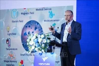 Kurt Kremer, del Instituto Max Planck para la Investigación de Polímeros (Alemania), presenta el tema "Materiales blandos para aplicaciones robóticas". Foto: VNA