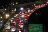 Vehículos circulando lentamente al final de la autopista Phap Van - Cau Gie en dirección al centro de Hanoi la noche del 21 de febrero. Foto: VNA