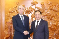 El miembro del Buró Político y jefe de la Comisión de Propaganda, Educación y Movilización de Masas del Comité Central del Partido Comunista de Vietnam, Trinh Van Quyet, y el embajador de Cuba, Rogelio Polanco Fuentes. (Foto: VNA)