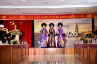 Las tres mejores concursantes de Miss Turismo Vietnam lucen vestidos tradicionales vietnamitas (Ao dai), diseñados por el diseñadora Lan Huong, en el evento. (Foto: Comité Organizador)