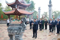El primer ministro Pham Minh Chinh ofrece incienso en la Casa Conmemorativa del Presidente Ho Chi Minh, en el sitio histórico de la Colina E2, provincia de Dien Bien. Foto: VNA