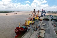 Barco con mercancías destinadas a la exportación en el puerto de Tan Vu, Hai Phong. Foto: VNA