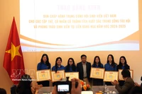 Tran Phu Thuan, vicepresidente y secretario general de la Unión de Organizaciones Vietnamitas en Rusia, entrega Certificados de Mérito a colectivos e individuos con logros sobresalientes en el trabajo juvenil. Foto: VNA