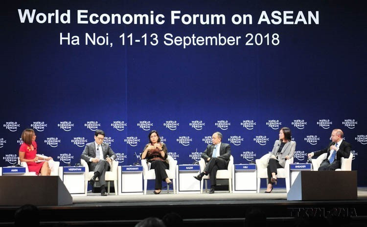 Vietnam organizó exitosamente el Foro Económico Mundial sobre ASEAN (FEM ASEAN) del 11 al 13 de septiembre de 2018 en Hanoi, reafirmando no solo la reputación global del foro, sino también elevando la posición y prestigio de Vietnam en la arena internacional mediante su rol activo y contribuciones responsables a la ASEAN. En la foto: Durante el FEM ASEAN 2018, se efectuó la sesión de debate titulada "Perspectivas económicas de Asia", el 12 de septiembre de 2018 en el Centro Nacional de Convenciones en Hanoi. Foto: VNA