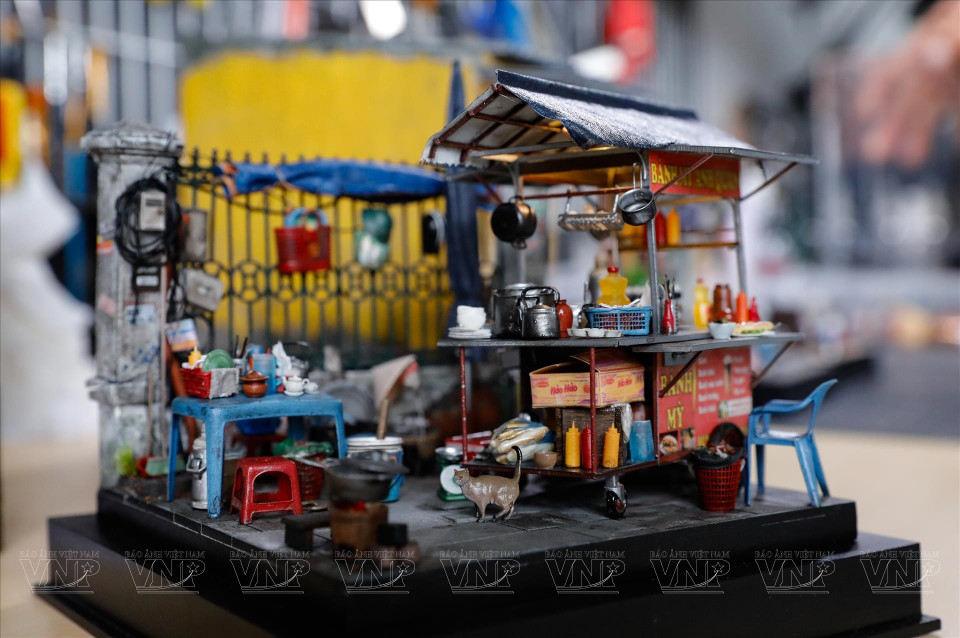 Entre sus creaciones, el modelo “Carrito de bocadillo” es su favorito. No solo representa un ícono de la comida callejera, sino también la prisa de quienes buscan ganarse la vida y los aromas entrañables de Hanoi. (Foto: VNA)