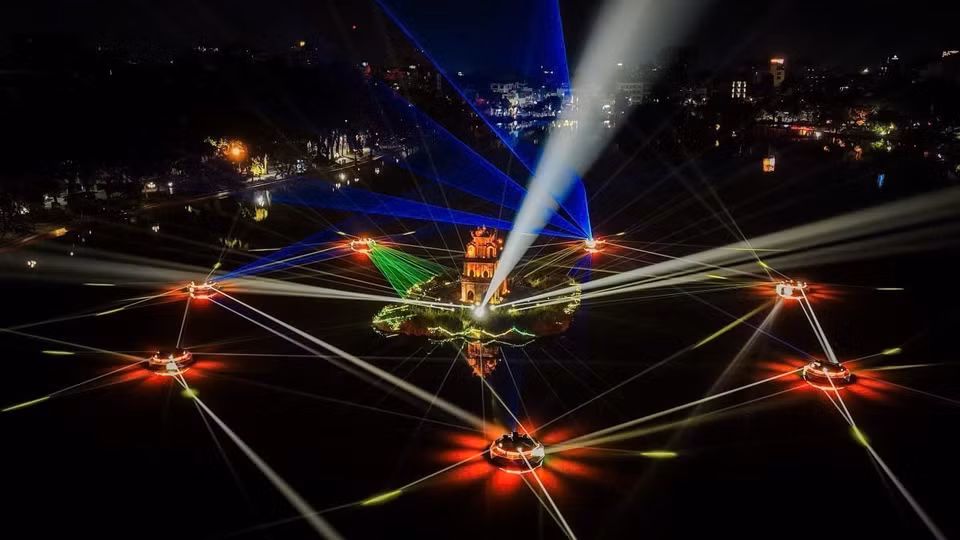 Vista del Lago Hoan Kiem y la Torre de la Tortuga iluminados por la noche. (Foto: VNA)