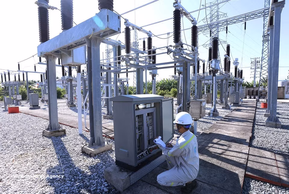 Técnicos realizan labores de inspección en la subestación de 110 kV del parque eólico Hoa Binh 1 y 2, en operación e integrada al sistema eléctrico nacional en Ca Mau. (Foto: VNA)