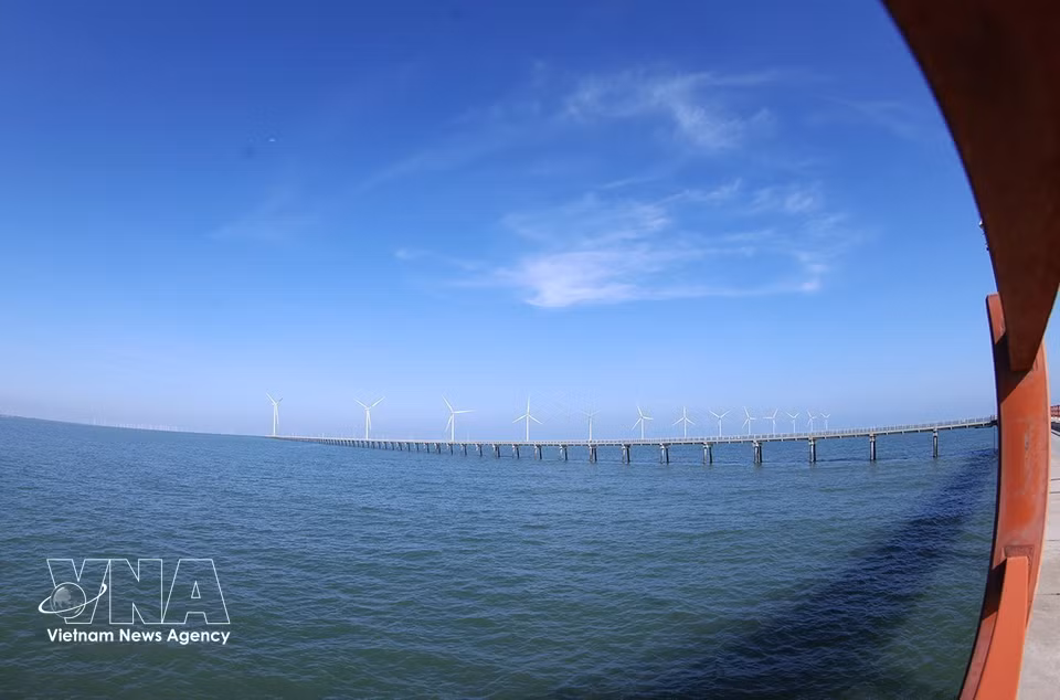 Vista de las instalaciones del parque eólico marino Hoa Binh 1 y 2, uno de los proyectos de energía renovable de la región sur de Vietnam. (Foto: VNA)