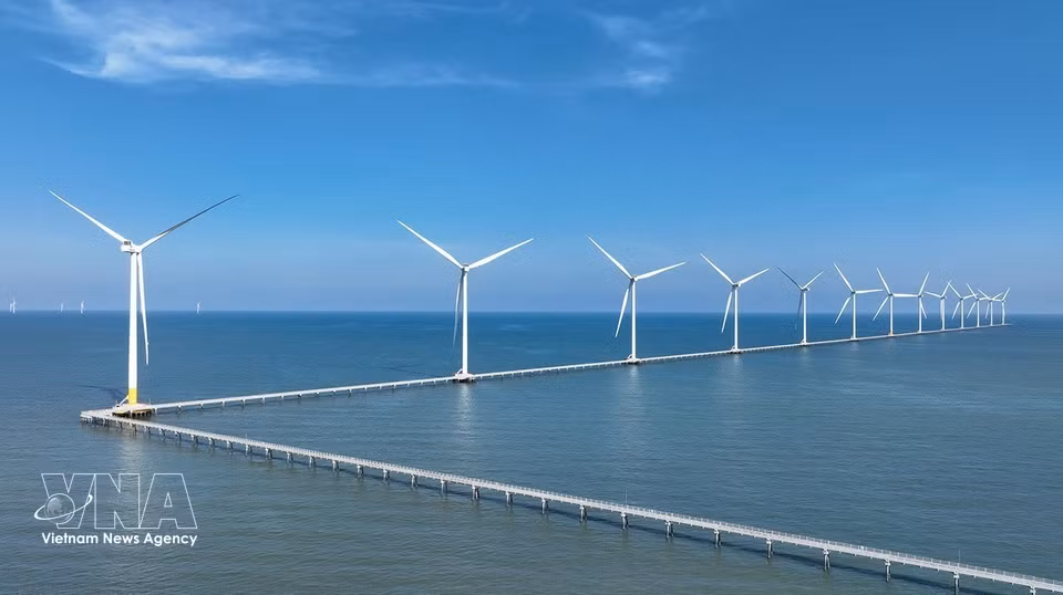 Aerogeneradores del complejo eólico Hoa Binh 1 y 2 en funcionamiento en la costa de la provincia de Ca Mau. (Foto: VNA)