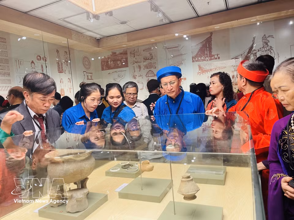 Delegados y ciudadanos visitan el espacio expositivo del Museo de Hanoi. (Foto: VNA)