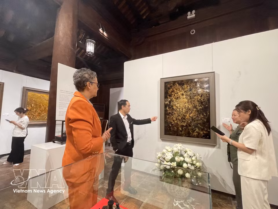 Visitantes recorren la exposición “Sac tam” en el Sitio Nacional Especial Van Mieu–Quoc Tu Giam. (Foto: VNA)