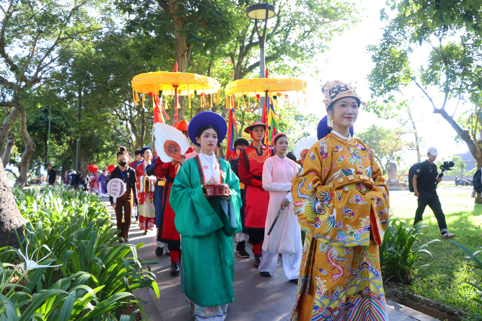 Con la participación de más de un millar de personas, el desfile recorrió numerosas calles céntricas de Hue, llevando el espíritu de la tradición a todos los rincones de la ciudad. (Foto: VNA)