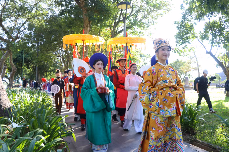 Con la participación de más de un millar de personas, el desfile recorrió numerosas calles céntricas de Hue, llevando el espíritu de la tradición a todos los rincones de la ciudad. (Foto: VNA)