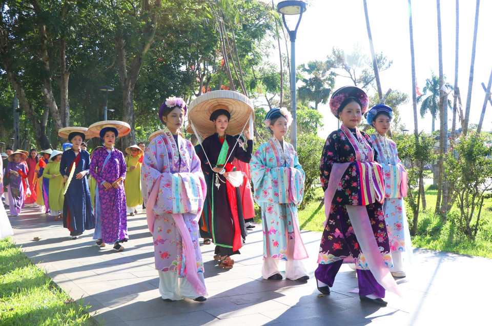 El recorrido permitió exhibir la belleza y la esencia cultural del ao dai, símbolo del patrimonio vietnamita. (Foto: VNA)