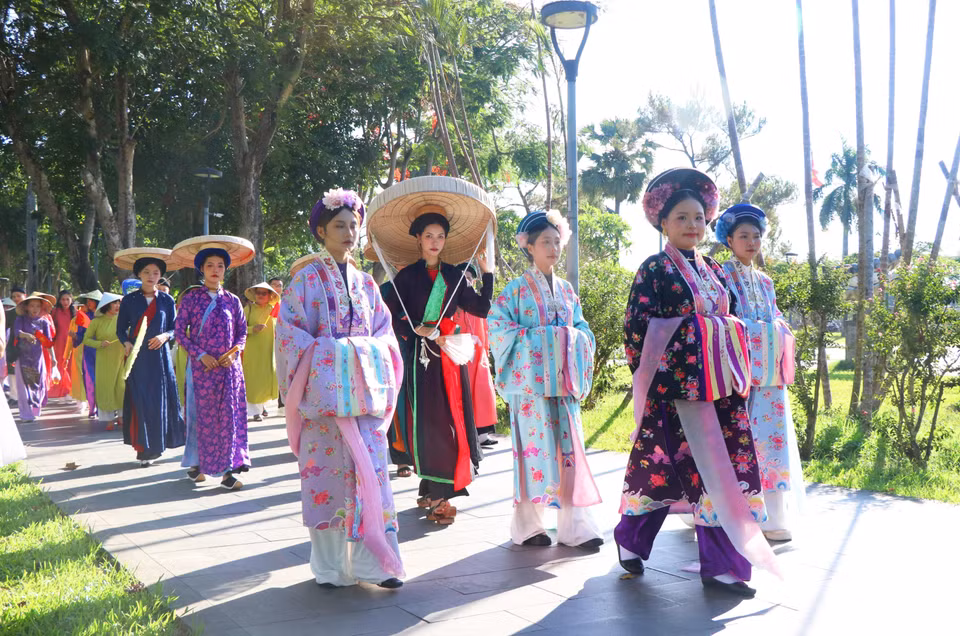 El recorrido permitió exhibir la belleza y la esencia cultural del ao dai, símbolo del patrimonio vietnamita. (Foto: VNA)
