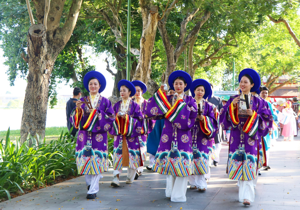 Este evento tuvo como objetivo rendir homenaje a los valores culturales de Vietnam a través del vestuario tradicional. (Foto: VNA)