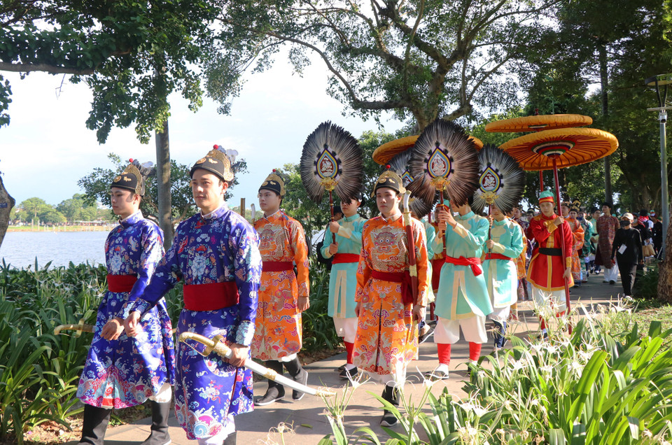 El desfile de promoción del vestuario tradicional fue una de las actividades destacadas dentro de la Semana del Ao Dai Comunitario de Hue 2025. (Foto: VNA)