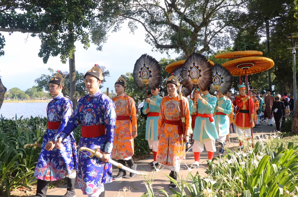El desfile de promoción del vestuario tradicional fue una de las actividades destacadas dentro de la Semana del Ao Dai Comunitario de Hue 2025. (Foto: VNA)