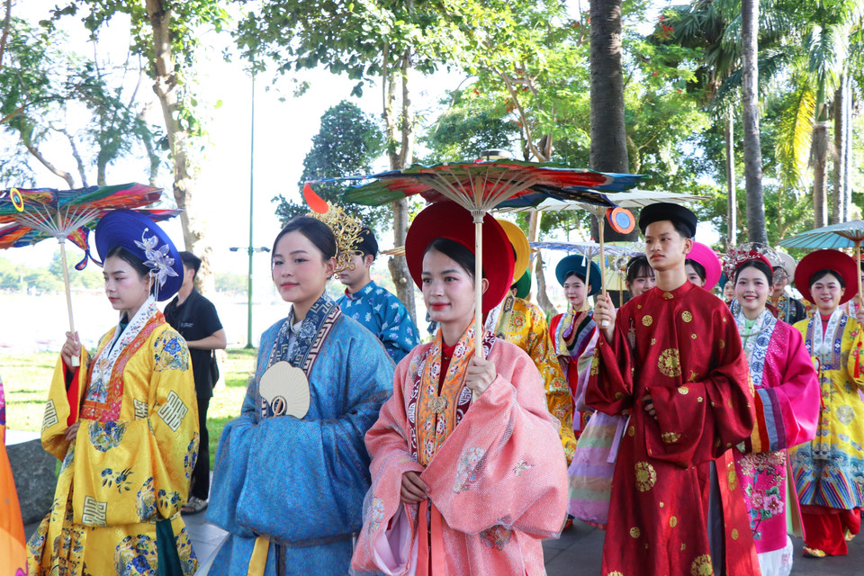 El recorrido permitió exhibir la belleza y la esencia cultural del ao dai, símbolo del patrimonio vietnamita. (Foto: VNA)