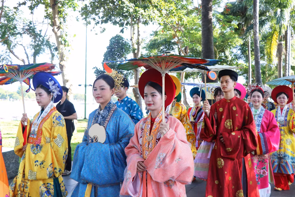 El recorrido permitió exhibir la belleza y la esencia cultural del ao dai, símbolo del patrimonio vietnamita. (Foto: VNA)