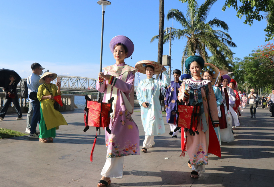Con la participación de más de un millar de personas, el desfile recorrió numerosas calles céntricas de Hue, llevando el espíritu de la tradición a todos los rincones de la ciudad. (Foto: VNA)