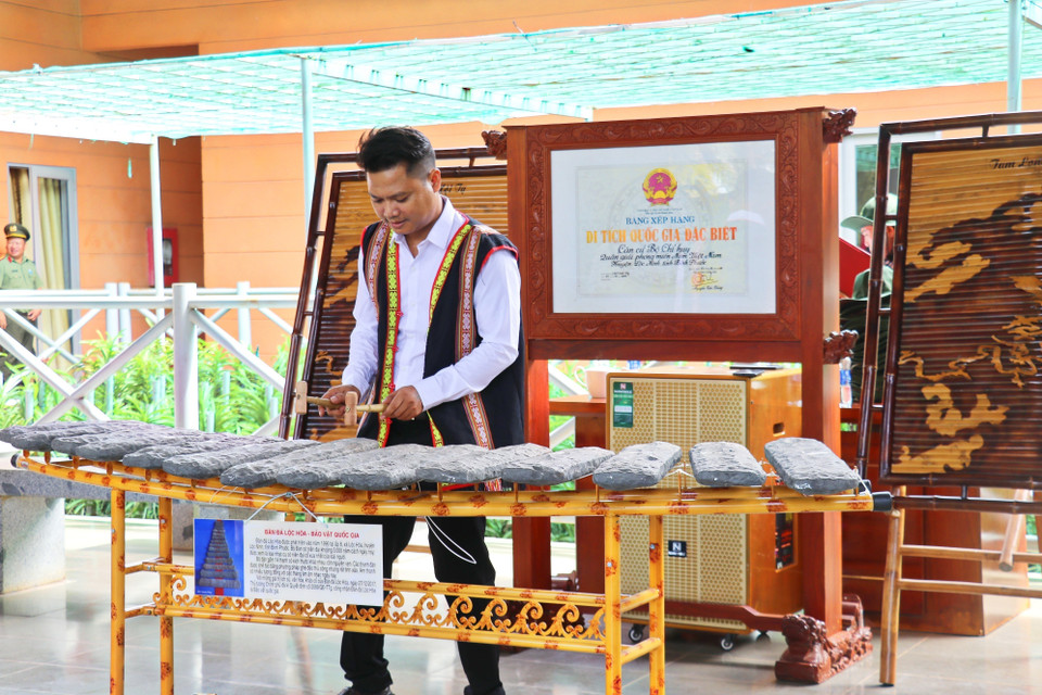 Una presentación de xilófono de piedra en la antigua base del Cuartel General del Ejército de Liberación del Sur, en Loc Ninh (antigua provincia de Binh Phuoc). Foto: VNA