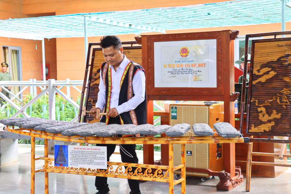 Una presentación de xilófono de piedra en la antigua base del Cuartel General del Ejército de Liberación del Sur, en Loc Ninh (antigua provincia de Binh Phuoc). Foto: VNA