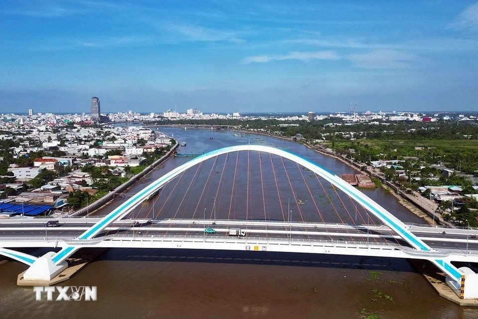 El puente Tran Hoang Na tiene un diseño de arco de acero, conecta el tráfico urbano entre la carretera nacional 1A y las vías principales, reduciendo la carga vehicular y el congestionamiento en las arterias más importantes de la ciudad. (Foto: VNA)