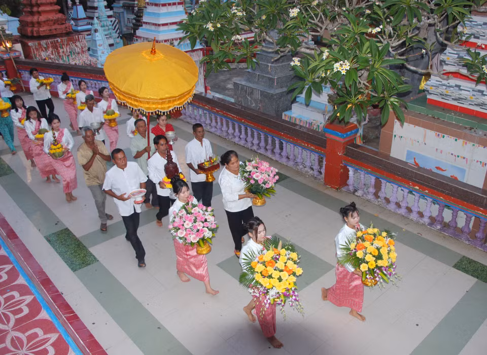 Una gran multitud de fieles de las aldeas celebra la ceremonia de Songkran para dar la bienvenida al nuevo año. (Foto: VNA)